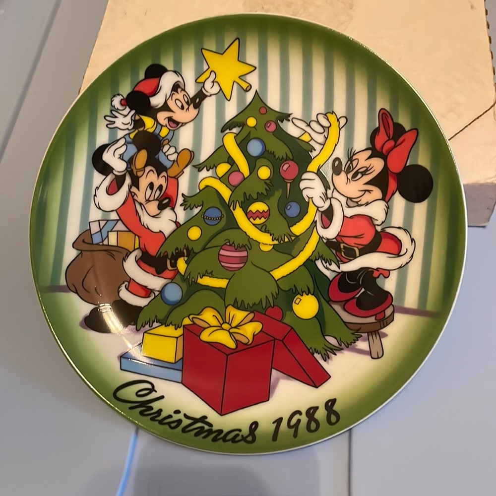The Walt Disney Collection Collectors Plates Christmas 1988 The Tree Trimming